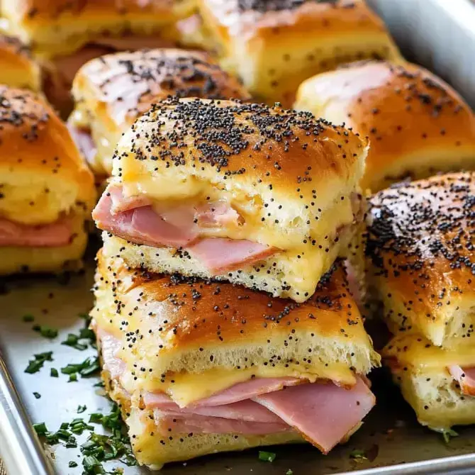 Des petits pains garnis de jambon et de fromage, saupoudrés de graines de pavot.