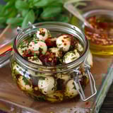 Délicieuses billes de mozzarella marinées aux herbes fraîches et tomates confites