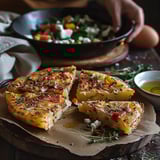 Tortilla espagnole aux pommes de terre, poivrons et fromage. Tapas traditionnel parfait pour brunch