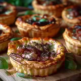 Détail appétissant de la garniture fondante : chèvre crémeux, magret et tomates séchées