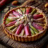 Une tarte amandine avec des rhubarbes.