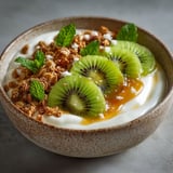Un bol de granola avec des pommes.
