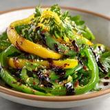 Salade de poivrons verts grillés aux zestes de citron.