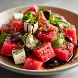 Salade de pastèque, féta, basilic et olives noires.