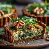 Une tarte au pesto de roquette et aux noix.