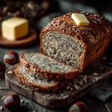 Une tranche de pain aux céréales et à la farine de châtaignes.