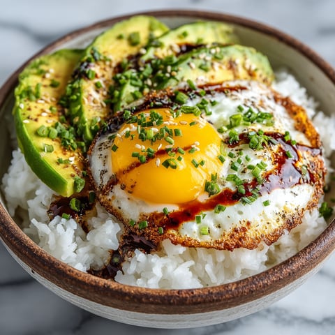 Un bol de riz avec des avocats et des oeufs.